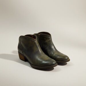 Very Volatile Los Angeles Ankle Zipper Leater Booties.